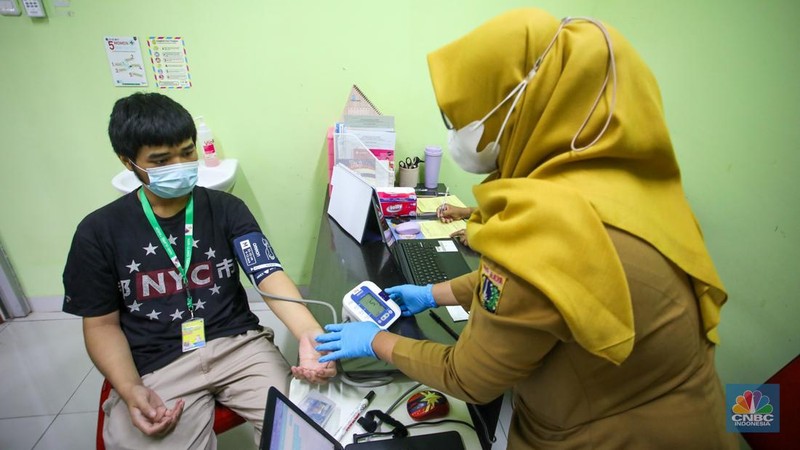 Warga yang berulang tahun melakukan Cek Kesehatan Gratis (CKG) di Puskesmas Kecamatan Gambir, Jakarta, Senin (10/2/2025). (CNBC Indonesia/Faisal Rahman)
