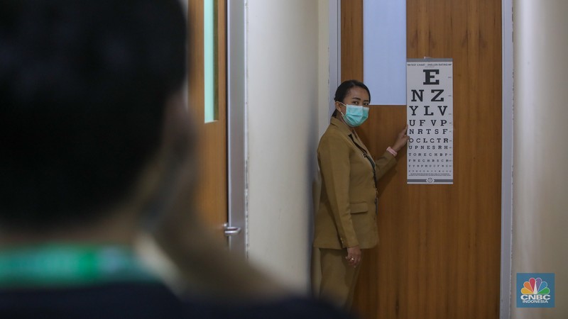 Warga yang berulang tahun melakukan Cek Kesehatan Gratis (CKG) di Puskesmas Kecamatan Gambir, Jakarta, Senin (10/2/2025). (CNBC Indonesia/Faisal Rahman)