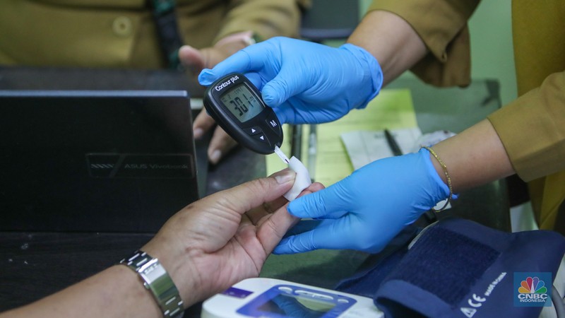 Warga yang berulang tahun melakukan Cek Kesehatan Gratis (CKG) di Puskesmas Kecamatan Gambir, Jakarta, Senin (10/2/2025). (CNBC Indonesia/Faisal Rahman) Warga yang berulang tahun melakukan Cek Kesehatan Gratis (CKG) di Puskesmas Kecamatan Gambir, Jakarta, Senin (10/2/2025). (CNBC Indonesia/Faisal Rahman)