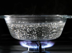 4 Cara Pakai Alat Masak Bahan Kaca Tanpa Takut Pecah
