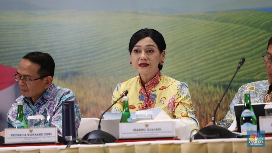 Anggota Dewan Komisioner Otoritas Jasa Keuangan (OJK) Republik Indonesia, Friderica Widyasari Dewi dalam Pertemuan Tahunan Industri Jasa Keuangan (PTIJK) 2025 di Jakarta Convention Center (JCC), Senayan, Jakarta, Rabu (11/2/2025). (CNBC Indonesia/Tri Susilo)
