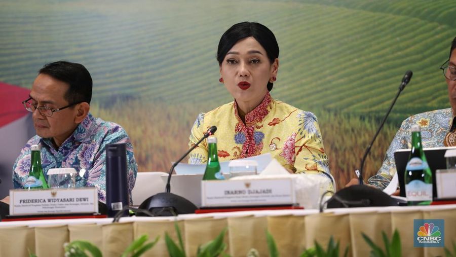 Anggota Dewan Komisioner Otoritas Jasa Keuangan (OJK) Republik Indonesia, Friderica Widyasari Dewi dalam Pertemuan Tahunan Industri Jasa Keuangan (PTIJK) 2025 di Jakarta Convention Center (JCC), Senayan, Jakarta, Rabu (11/2/2025). (CNBC Indonesia/Tri Susilo)