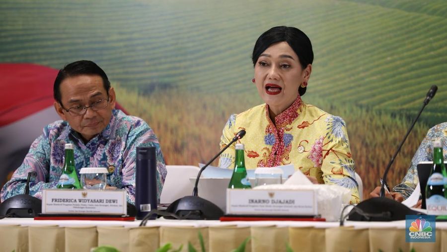 Anggota Dewan Komisioner Otoritas Jasa Keuangan (OJK) Republik Indonesia, Friderica Widyasari Dewi dalam Pertemuan Tahunan Industri Jasa Keuangan (PTIJK) 2025 di Jakarta Convention Center (JCC), Senayan, Jakarta, Rabu (11/2/2025). (CNBC Indonesia/Tri Susilo)