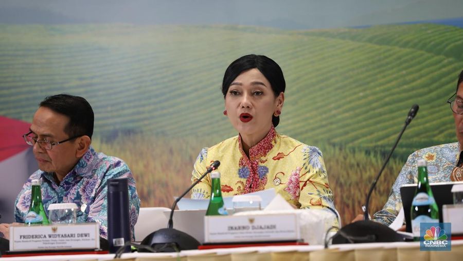 Anggota Dewan Komisioner Otoritas Jasa Keuangan (OJK) Republik Indonesia, Friderica Widyasari Dewi dalam Pertemuan Tahunan Industri Jasa Keuangan (PTIJK) 2025 di Jakarta Convention Center (JCC), Senayan, Jakarta, Rabu (11/2/2025). (CNBC Indonesia/Tri Susilo)