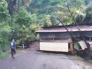 Jalan Poros Soppeng-Barru di Bulu Dua Tertutup Longsor, Arus Lalin Dialihkan