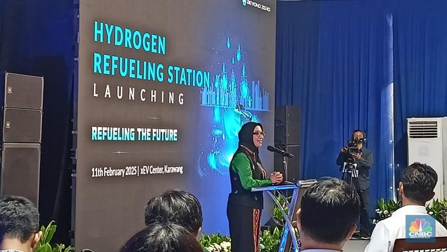 Direktur Jenderal Energi Baru Terbarukan dan Konservasi Energi (Dirjen EBTKE) Kementerian ESDM, Eniya Listiani Dewi dalam Launching Toyota Hydrogen Refuelling Station PT Toyota Motor Manufacturing (TMMIN) Kawarang, Selasa (11/2/2025). (CNBC Indonesia/Ferry Sandi)