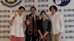 Ferry Salim Yudisium Magister Hukum pada Usia 58 Tahun