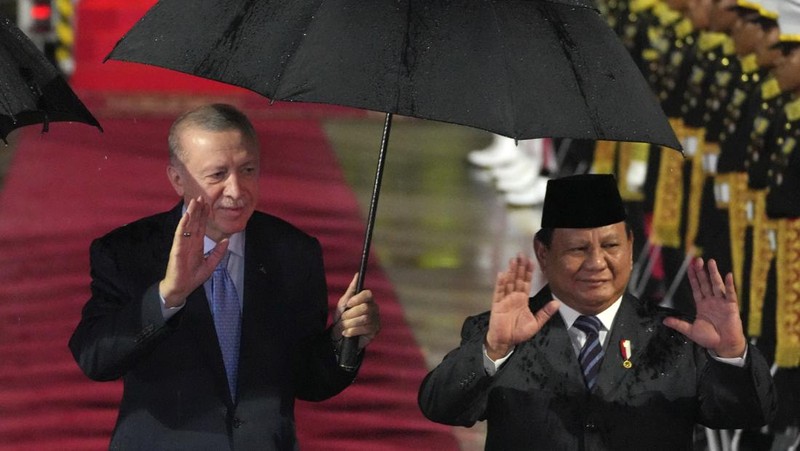 Presiden Prabowo Sambut Kedatangan Presiden Erdoğan di Indonesia, 11 Februari 2025. (AP Photo/Achmad Ibrahim)