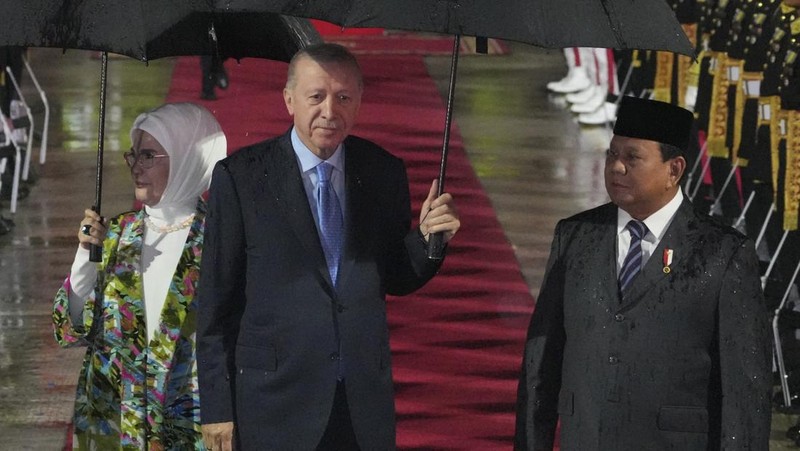 Presiden Prabowo Sambut Kedatangan Presiden Erdoğan di Indonesia, 11 Februari 2025. (AP Photo/Achmad Ibrahim)