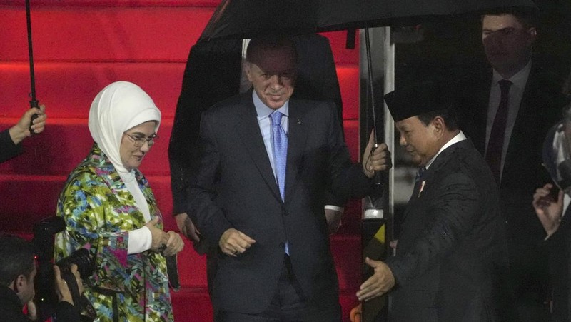 Presiden Prabowo Sambut Kedatangan Presiden Erdoğan di Indonesia, 11 Februari 2025. (AP Photo/Achmad Ibrahim)