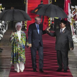 Momen Langka! Saat Prabowo Payungan Berdua dengan Erdogan