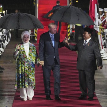 Momen Langka! Saat Prabowo Payungan Berdua dengan Erdogan