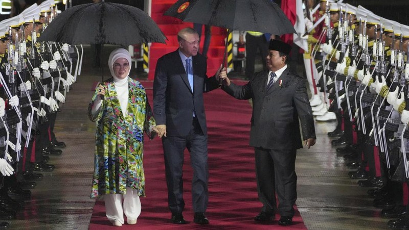 Presiden Prabowo Sambut Kedatangan Presiden Erdoğan di Indonesia, 11 Februari 2025. (AP Photo/Achmad Ibrahim)