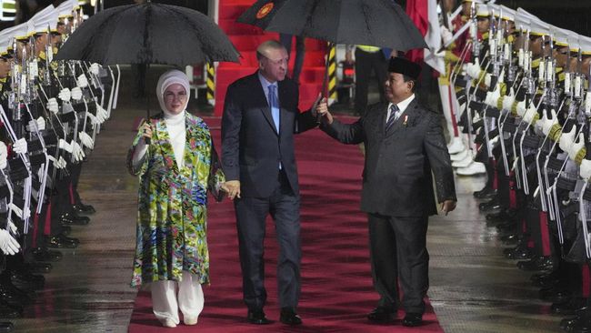 Momen Langka! Saat Prabowo Payungan Berdua dengan Erdogan