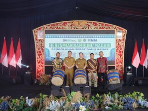 Kampung Madani PNM Hadir di Tanjung Bunut, Bantu UMKM Olah Daun Nanas