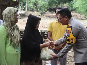 Warga Terisolir Akibat Banjir di Probolinggo Dapat Bantuan