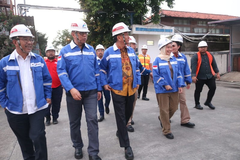 Ketua Komisi XII DPR RI, Bambang Patijaya, bersama sejumlah anggota melakukan inspeksi mendadak (sidak) ke Stasiun Pengisian Bulk Elpiji (SPBE), pangkalan, dan pengecer Gas Elpiji 3 Kg di Jakarta Barat pada Senin, (10/2/2025). (Dok. Istimewa)