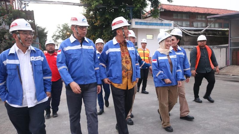 Ketua Komisi XII DPR RI, Bambang Patijaya, bersama sejumlah anggota melakukan inspeksi mendadak (sidak) ke Stasiun Pengisian Bulk Elpiji (SPBE), pangkalan, dan pengecer Gas Elpiji 3 Kg di Jakarta Barat pada Senin, (10/2/2025). (Dok. Istimewa)