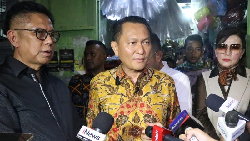 Ketua Komisi XII DPR RI, Bambang Patijaya, bersama sejumlah anggota melakukan inspeksi mendadak (sidak) ke Stasiun Pengisian Bulk Elpiji (SPBE), pangkalan, dan pengecer Gas Elpiji 3 Kg di Jakarta Barat pada Senin, (10/2/2025). Ketua Komisi XII DPR RI, Bambang Patijaya, bersama sejumlah anggota melakukan inspeksi mendadak (sidak) ke Stasiun Pengisian Bulk Elpiji (SPBE), pangkalan, dan pengecer Gas Elpiji 3 Kg di Jakarta Barat pada Senin, (10/2/2025). (Dok. Istimewa)