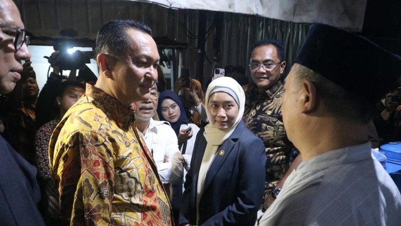 Ketua Komisi XII DPR RI, Bambang Patijaya, bersama sejumlah anggota melakukan inspeksi mendadak (sidak) ke Stasiun Pengisian Bulk Elpiji (SPBE), pangkalan, dan pengecer Gas Elpiji 3 Kg di Jakarta Barat pada Senin, (10/2/2025). (Dok. Istimewa)