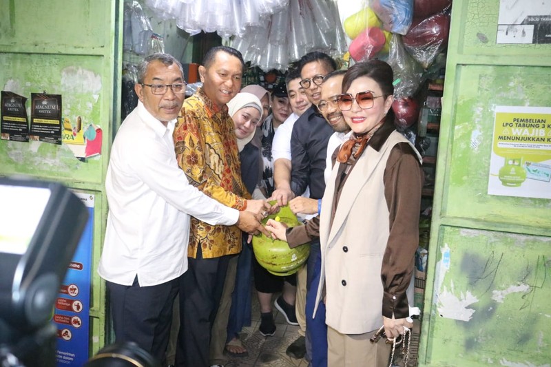 Ketua Komisi XII DPR RI, Bambang Patijaya, bersama sejumlah anggota melakukan inspeksi mendadak (sidak) ke Stasiun Pengisian Bulk Elpiji (SPBE), pangkalan, dan pengecer Gas Elpiji 3 Kg di Jakarta Barat pada Senin, (10/2/2025). Ketua Komisi XII DPR RI, Bambang Patijaya, bersama sejumlah anggota melakukan inspeksi mendadak (sidak) ke Stasiun Pengisian Bulk Elpiji (SPBE), pangkalan, dan pengecer Gas Elpiji 3 Kg di Jakarta Barat pada Senin, (10/2/2025). (Dok. Istimewa)