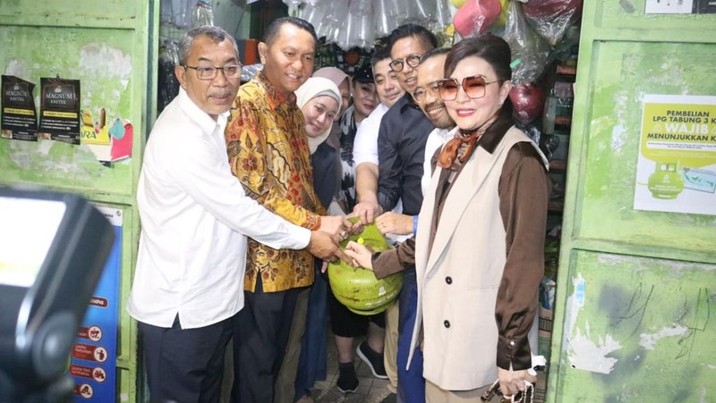 Ketua Komisi XII DPR RI, Bambang Patijaya, bersama sejumlah anggota melakukan inspeksi mendadak (sidak) ke Stasiun Pengisian Bulk Elpiji (SPBE), pangkalan, dan pengecer Gas Elpiji 3 Kg di Jakarta Barat pada Senin, (10/2/2025). (Dok. Istimewa)
