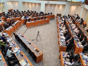 Menko Yusril-Wamenko Polkam Rapat dengan Komisi I DPR Bahas Keamanan Laut