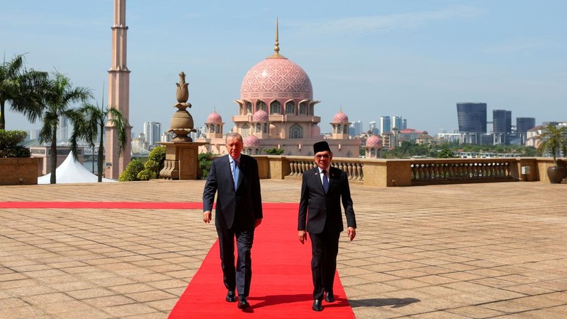President of Turkey Recep Tayyip Erdogan walks with Malaysian Prime Minister Anwar Ibrahim, in Putrajaya, Malaysia, 11 February 2025.   FAZRY ISMAIL/Pool via REUTERS