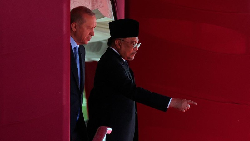 President of Turkey Recep Tayyip Erdogan walks with Malaysian Prime Minister Anwar Ibrahim, in Putrajaya, Malaysia, 11 February 2025.   FAZRY ISMAIL/Pool via REUTERS
