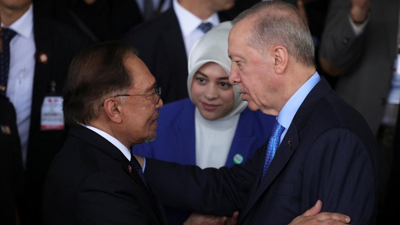 President of Turkey Recep Tayyip Erdogan walks with Malaysian Prime Minister Anwar Ibrahim, in Putrajaya, Malaysia, 11 February 2025.   FAZRY ISMAIL/Pool via REUTERS