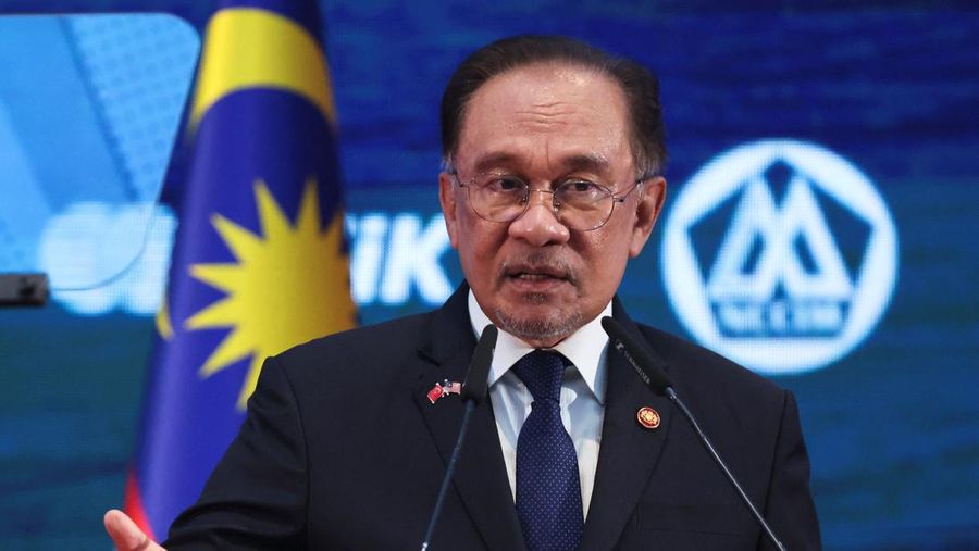 Malaysian Prime Minister Anwar Ibrahim speaks at the Malaysia-Turkey Business Forum during a working visit of President of Turkey Tayyip Erdogan to Malaysia, in Putrajaya, Malaysia, February 11, 2025. REUTERS/Hasnoor Hussain