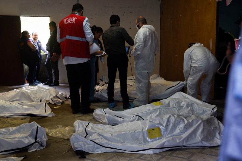 Petugas tanggap pertama bekerja di lokasi kecelakaan bus yang mematikan, di Guatemala City, Guatemala, 10 Februari 2025. (REUTERS/Josue Decavele)