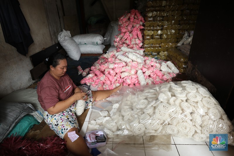 Pabrik Kerupuk Rumahan. (CNBC Indonesia/Tri Susilo) Pabrik Kerupuk Rumahan. (CNBC Indonesia/Tri Susilo)