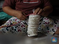 Kredit UMKM di Bank Melambat, di Pinjol Makin Kencang