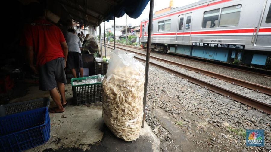 Pabrik Kerupuk Rumahan. (CNBC Indonesia/Tri Susilo)