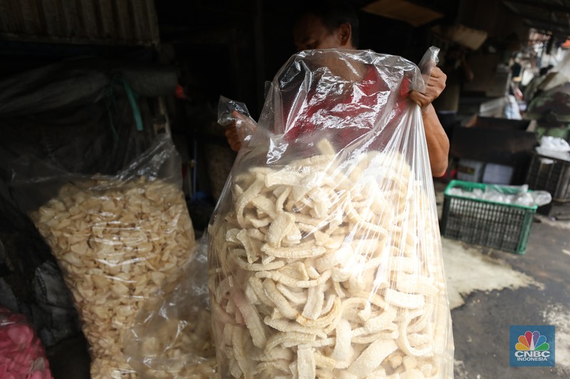 Pabrik Kerupuk Rumahan. (CNBC Indonesia/Tri Susilo) Pabrik Kerupuk Rumahan. (CNBC Indonesia/Tri Susilo)