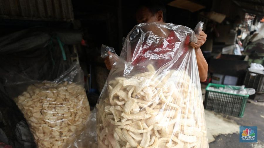 Pabrik Kerupuk Rumahan. (CNBC Indonesia/Tri Susilo)