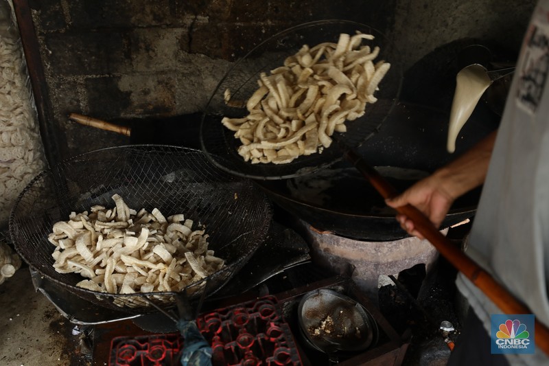 Pabrik Kerupuk Rumahan. (CNBC Indonesia/Tri Susilo) Pabrik Kerupuk Rumahan. (CNBC Indonesia/Tri Susilo)