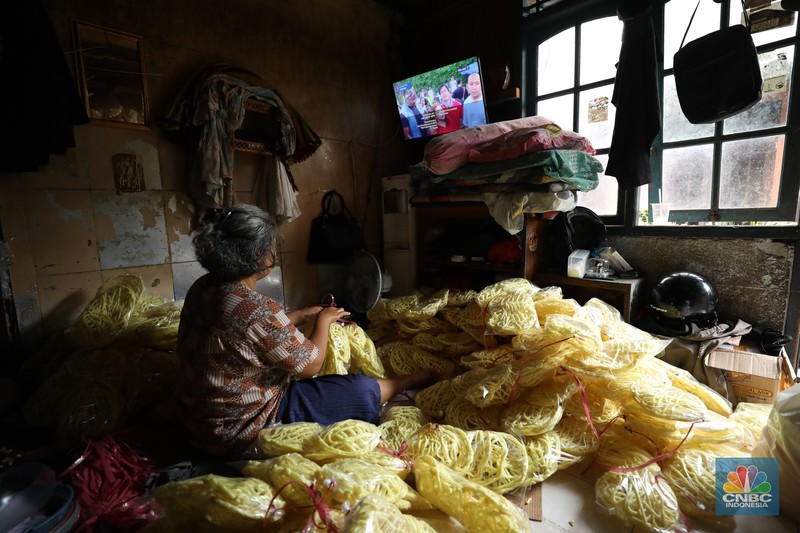 Pabrik Kerupuk Rumahan. (CNBC Indonesia/Tri Susilo)