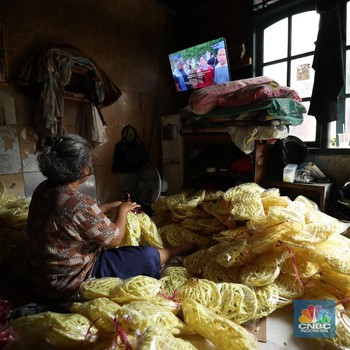 Potret Perajin Kerupuk di Pinggir Rel Kereta, Berjibaku Raup Cuan