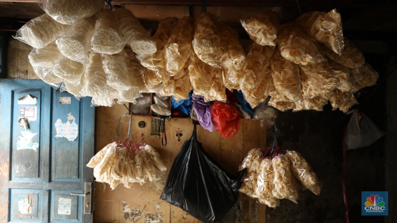 Pabrik Kerupuk Rumahan. (CNBC Indonesia/Tri Susilo) Pabrik Kerupuk Rumahan. (CNBC Indonesia/Tri Susilo)