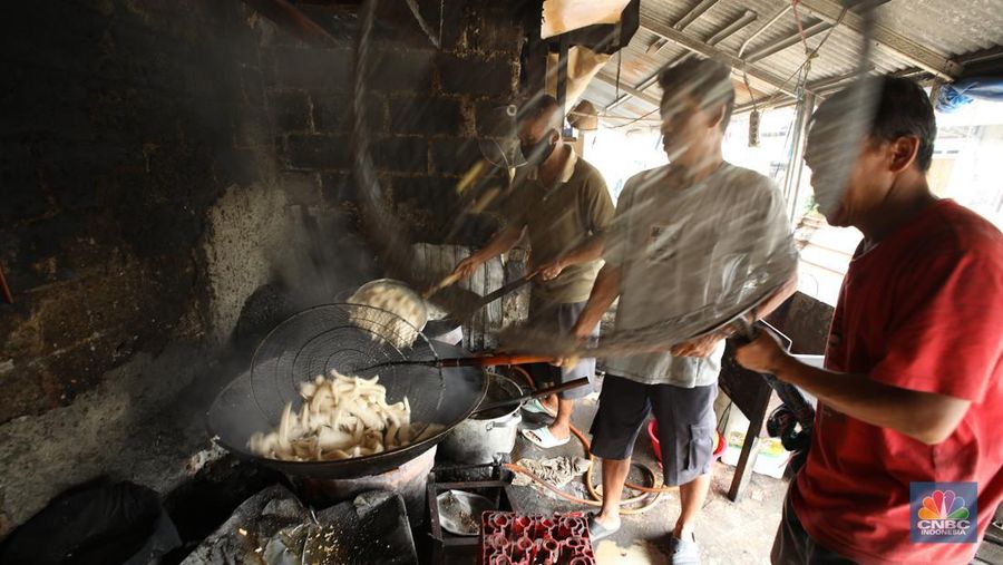 Pabrik Kerupuk Rumahan. (CNBC Indonesia/Tri Susilo)