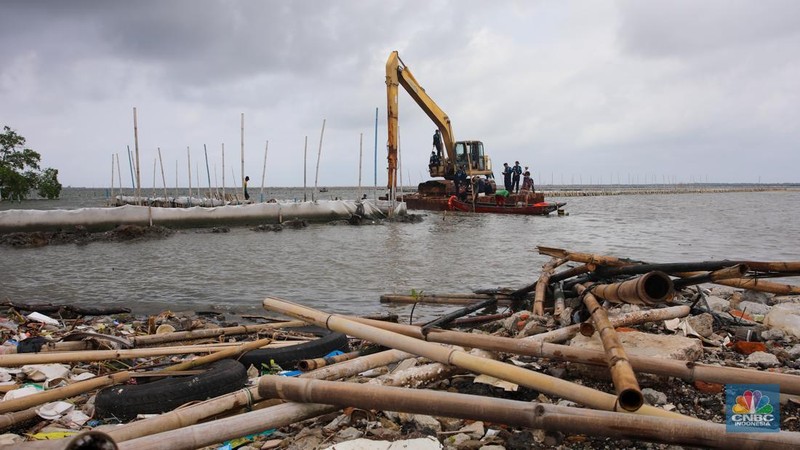 Pekerja melakukan pembongkaran pagar laut milik PT Tunas Ruang Pelabuhan Nusantara (PT TRPN) di pesisir Tarumajaya, Desa Segarajaya, Kabupaten Bekasi, Jawa Barat (11/2/2025).  (վ/Faisal Rahman)