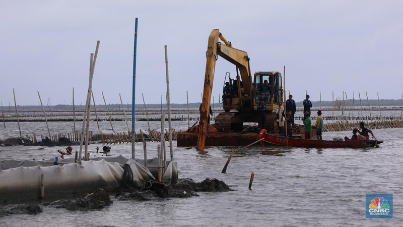 Pekerja melakukan pembongkaran pagar laut milik PT Tunas Ruang Pelabuhan Nusantara (PT TRPN) di pesisir Tarumajaya, Desa Segarajaya, Kabupaten Bekasi, Jawa Barat (11/2/2025).  (վ/Faisal Rahman)
