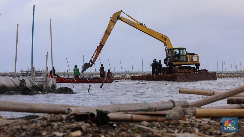 Pekerja melakukan pembongkaran pagar laut milik PT Tunas Ruang Pelabuhan Nusantara (PT TRPN) di pesisir Tarumajaya, Desa Segarajaya, Kabupaten Bekasi, Jawa Barat (11/2/2025). Pekerja melakukan pembongkaran pagar laut milik PT Tunas Ruang Pelabuhan Nusantara (PT TRPN) di pesisir Tarumajaya, Desa Segarajaya, Kabupaten Bekasi, Jawa Barat (11/2/2025). (²©²ÊÍøÕ¾/Faisal Rahman)
