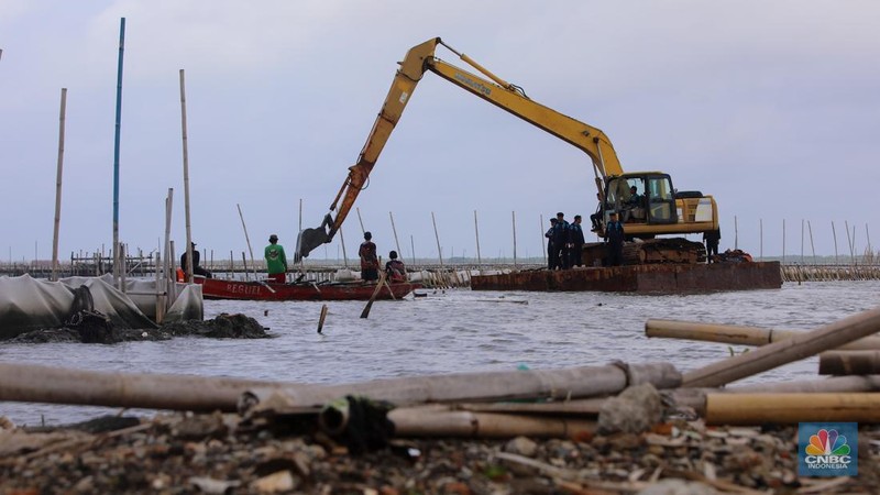 Pekerja melakukan pembongkaran pagar laut milik PT Tunas Ruang Pelabuhan Nusantara (PT TRPN) di pesisir Tarumajaya, Desa Segarajaya, Kabupaten Bekasi, Jawa Barat (11/2/2025).  (վ/Faisal Rahman)
