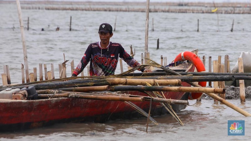 Pekerja melakukan pembongkaran pagar laut milik PT Tunas Ruang Pelabuhan Nusantara (PT TRPN) di pesisir Tarumajaya, Desa Segarajaya, Kabupaten Bekasi, Jawa Barat (11/2/2025).  (վ/Faisal Rahman)