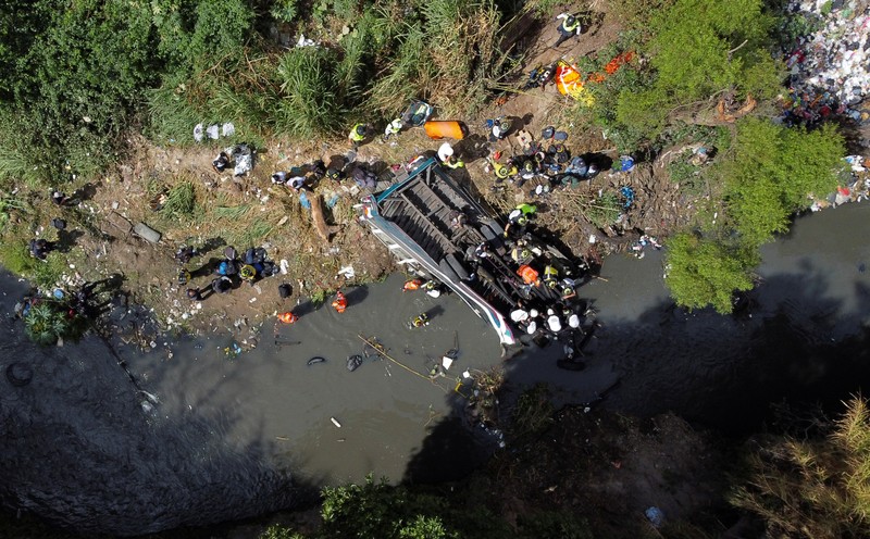 Petugas tanggap pertama bekerja di lokasi kecelakaan bus yang mematikan, di Guatemala City, Guatemala, 10 Februari 2025. Petugas tanggap pertama bekerja di lokasi kecelakaan bus yang mematikan, di Guatemala City, Guatemala, 10 Februari 2025. (REUTERS/Josue Decavele)
