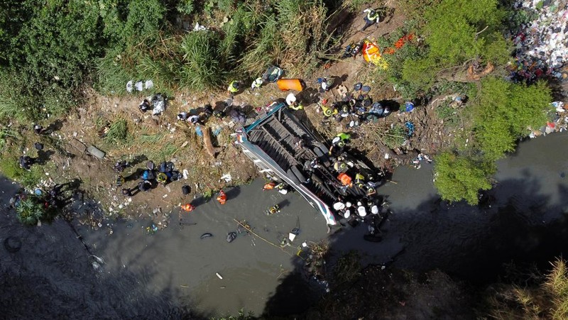 Petugas tanggap pertama bekerja di lokasi kecelakaan bus yang mematikan, di Guatemala City, Guatemala, 10 Februari 2025. (REUTERS/Josue Decavele)