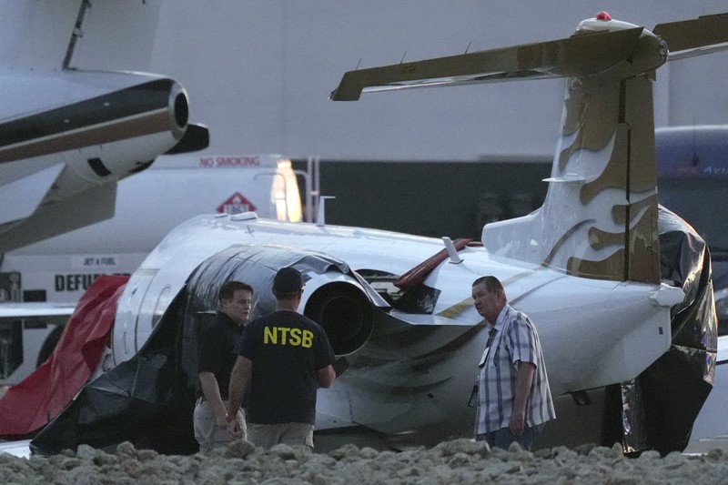 Petugas darurat menanggapi setelah jet bisnis ukuran sedang tergelincir dari landasan saat mendarat dan bertabrakan dengan jet lain yang diparkir di bandara kota di Scottsdale, Arizona, AS, 10 Februari 2025. Petugas darurat menanggapi setelah jet bisnis ukuran sedang tergelincir dari landasan saat mendarat dan bertabrakan dengan jet lain yang diparkir di bandara kota di Scottsdale, Arizona, AS, 10 Februari 2025. (REUTERS/Thomas Machowicz)